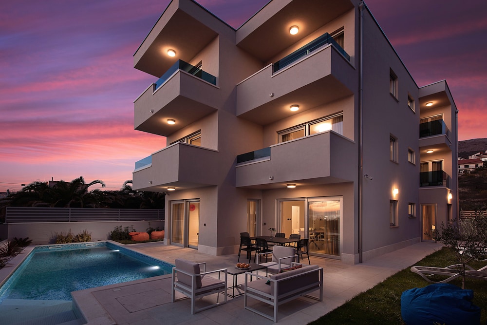 Luxury Villa Karla — 4-Star Luxury Hotel in Podstrana, Croatia