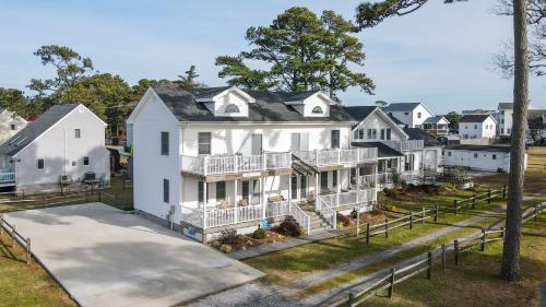 Assateague Overlook Water views w public dock in Chincoteague, United States