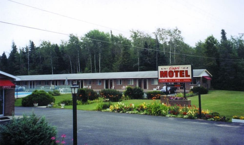 Capri Motel — Mackinaw