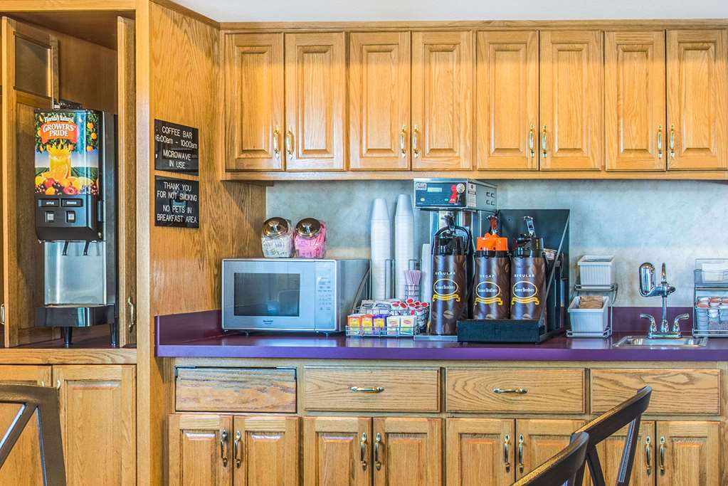 Super 8 by Wyndham West Middlesex Sharon Area - photo 14