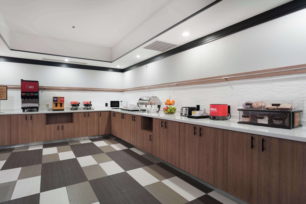Hampton Inn & Suites Tulsa Central - photo 34