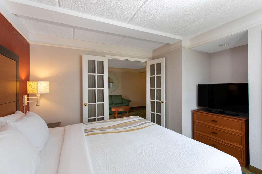 La Quinta Inn & Suites by Wyndham Jacksonville Butler Blvd - photo 36