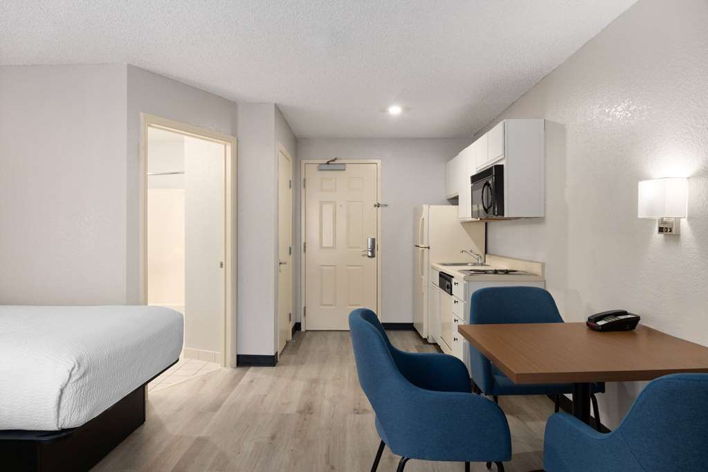 Days Inn & Suites by Wyndham Green Bay WI. - photo 12
