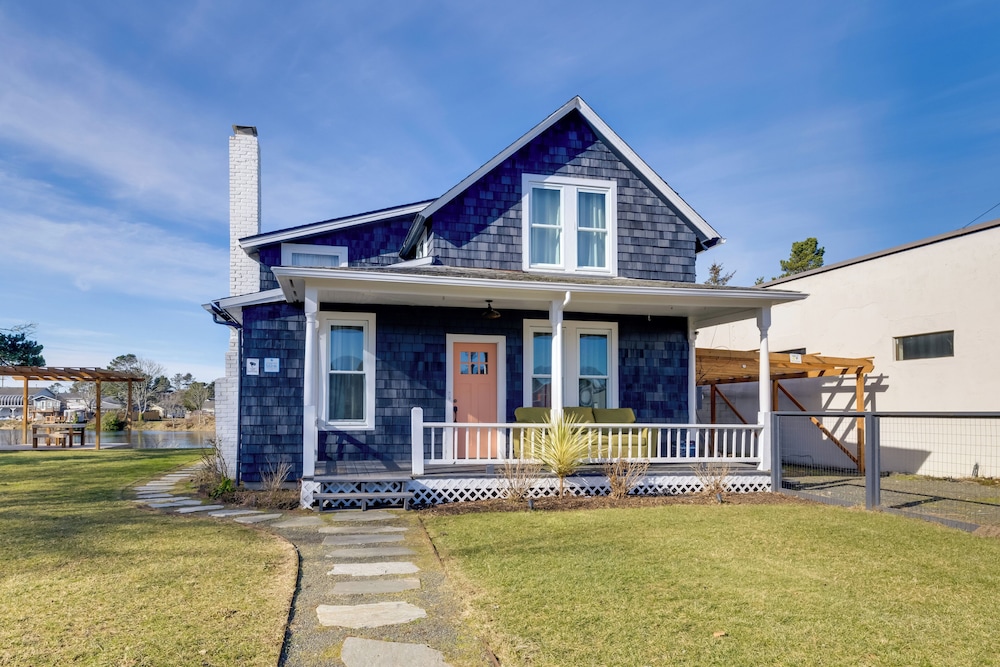Fire Pit and River View Vintage Stay in Seaside in Seaside, United States