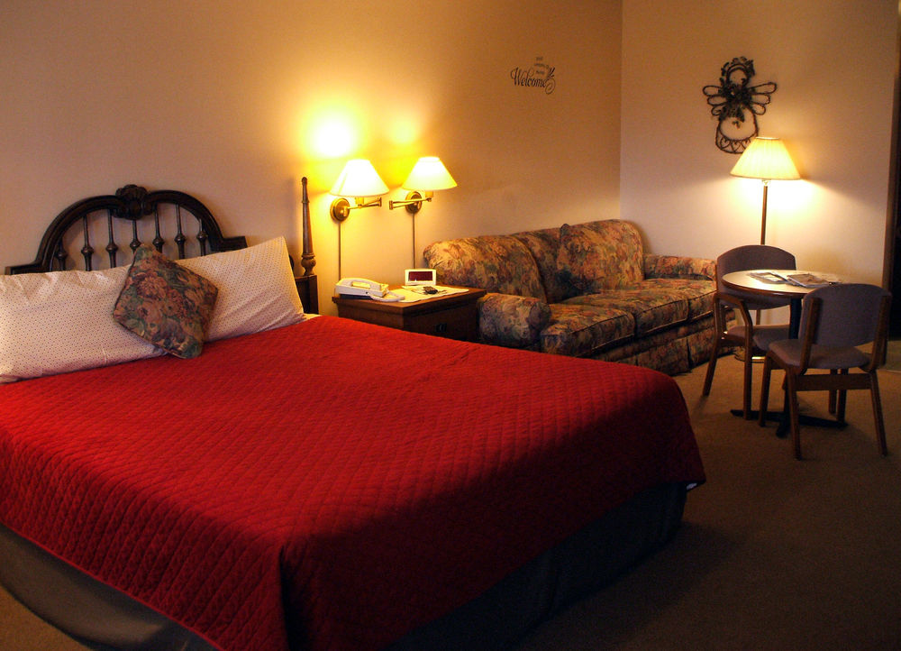 The Plaza Motel - photo 9