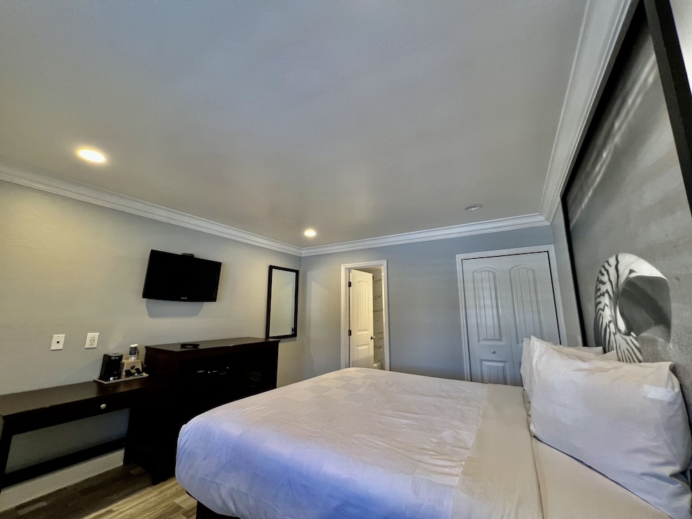 Aura Inn Monterey - photo 58