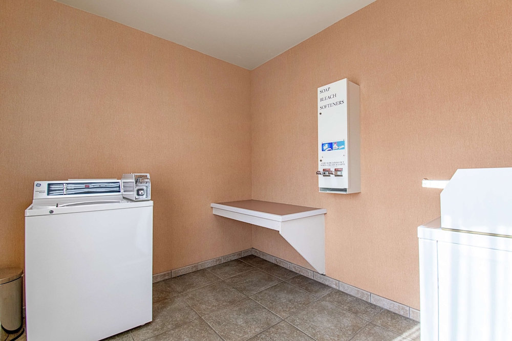 Hampton Inn Pine Grove - photo 4