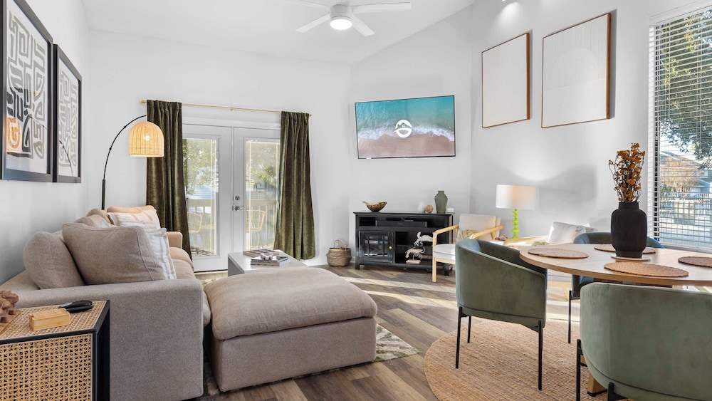 Spacious Family friendly Retreat Beach Walkable in Orange Beach, United States