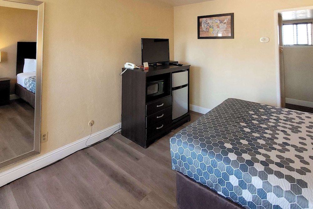Econo Lodge Sacramento Convention Center - photo 12