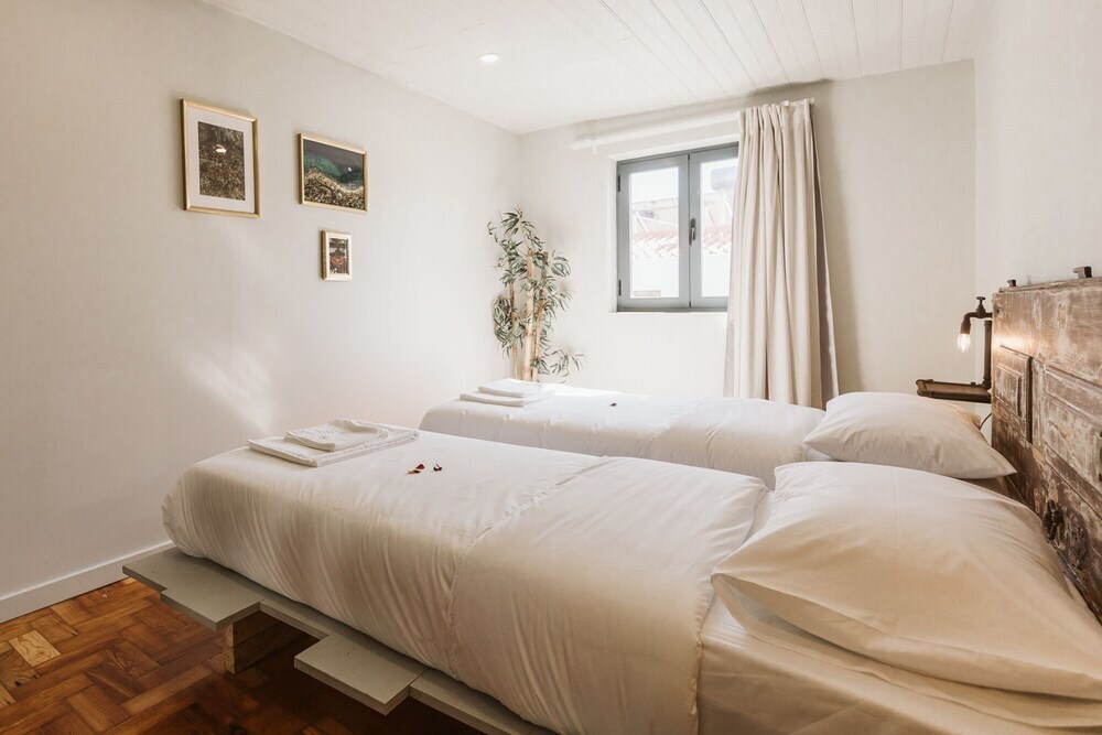 Wavespot Surfhouse in Almada, Portugal