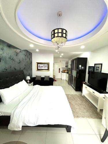 Deluxe room with king bed and Balcony at Kandi Palace in Angeles City, Philippines