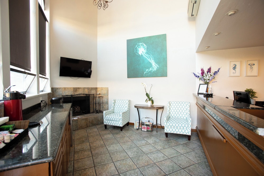 Munras Inn - photo 2