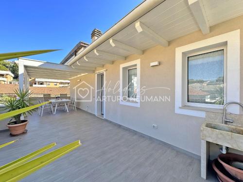 127 Appartamento trilocale al secondo piano con doppi servizi a Numana in ottima posizione aria condizionata SPIAGGIA WHITE BEACH CLUB OMAGGIO dal lun al ven FINO AL 02 08 — 4-Star Luxury Hotel in Numana, Italy