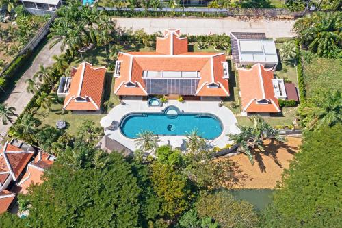 Villa Carlos Luxury 7 BDR Private Pool Villa Baan Bua Nai Harn Phuket — 4-Star Luxury Hotel in Rawai, Thailand