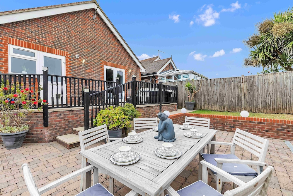 Sea Downs House With Free Parking By My Getaways 21962843 — Peacehaven