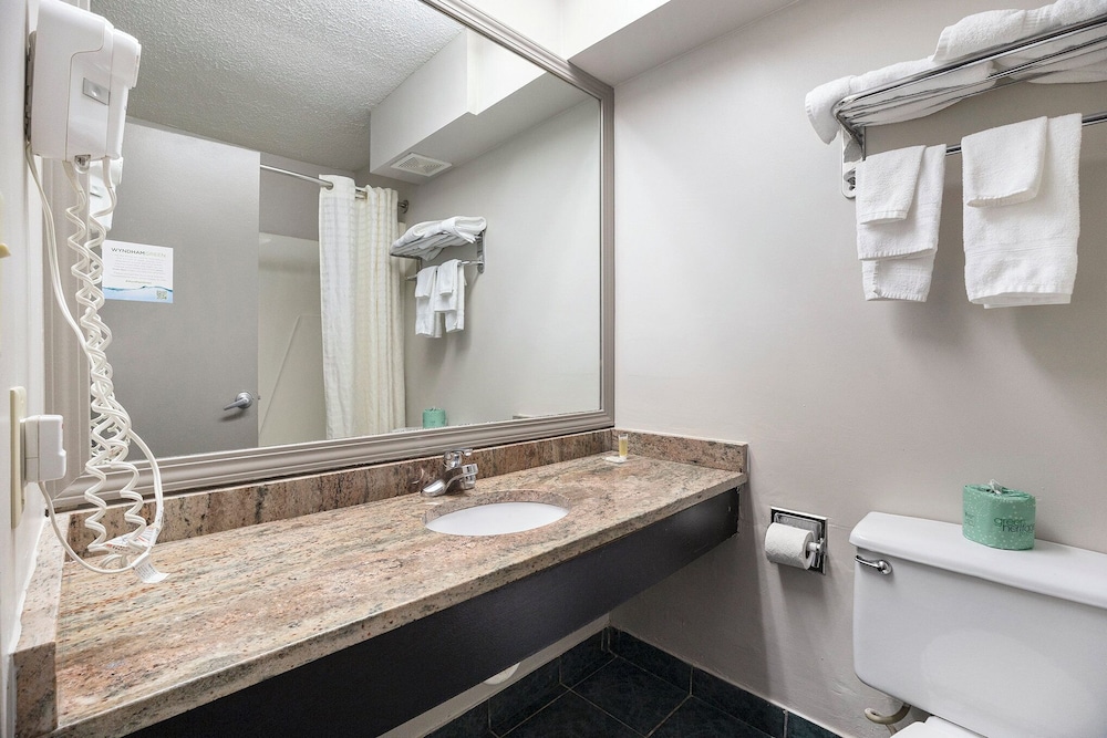 Days Inn & Suites by Wyndham Muskegon - photo 27