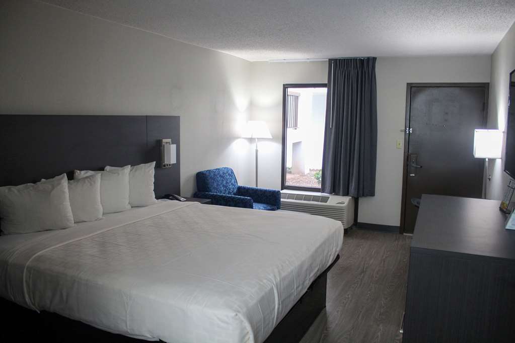 Clarion Pointe Statesville - photo 10