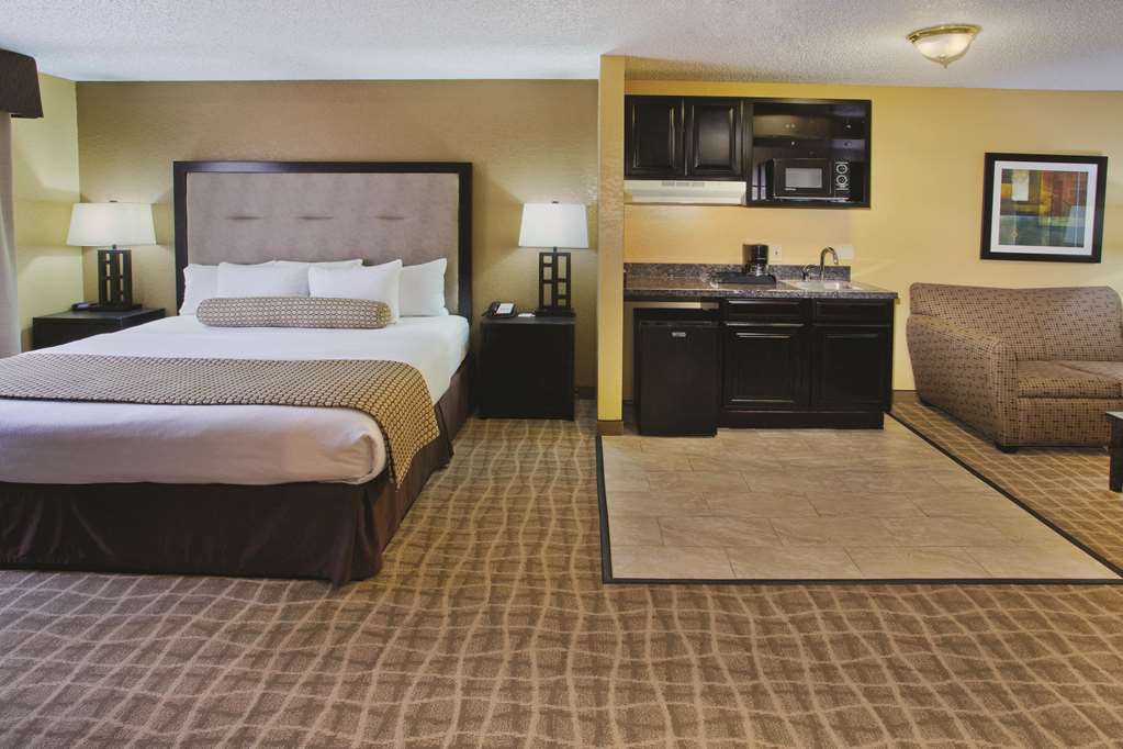 La Quinta Inn & Suites by Wyndham Hot Springs - photo 33
