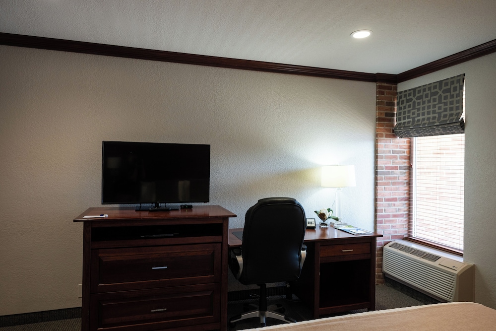 Hillsdale College Dow Hotel and Conference Center - photo 18