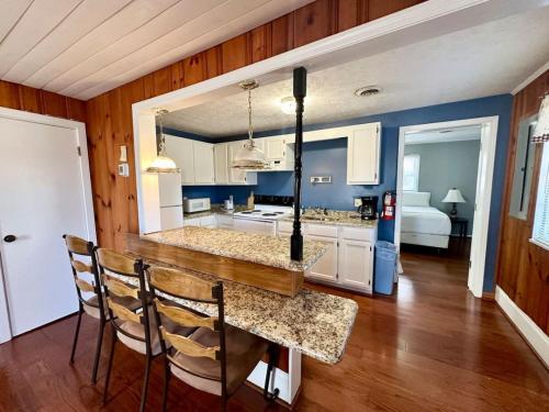 Cottage 7 Lees Ford Marina — 4-Star Luxury Hotel in Ridgetop, United States