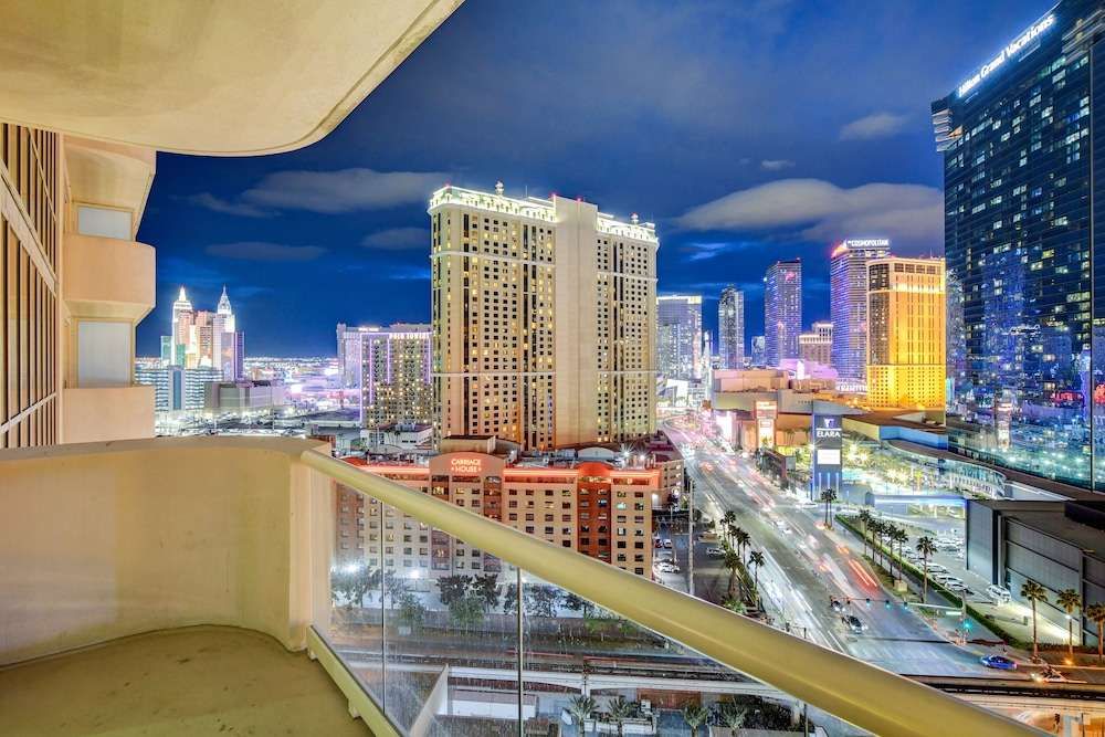 Premium Suite w balcony at The Signature