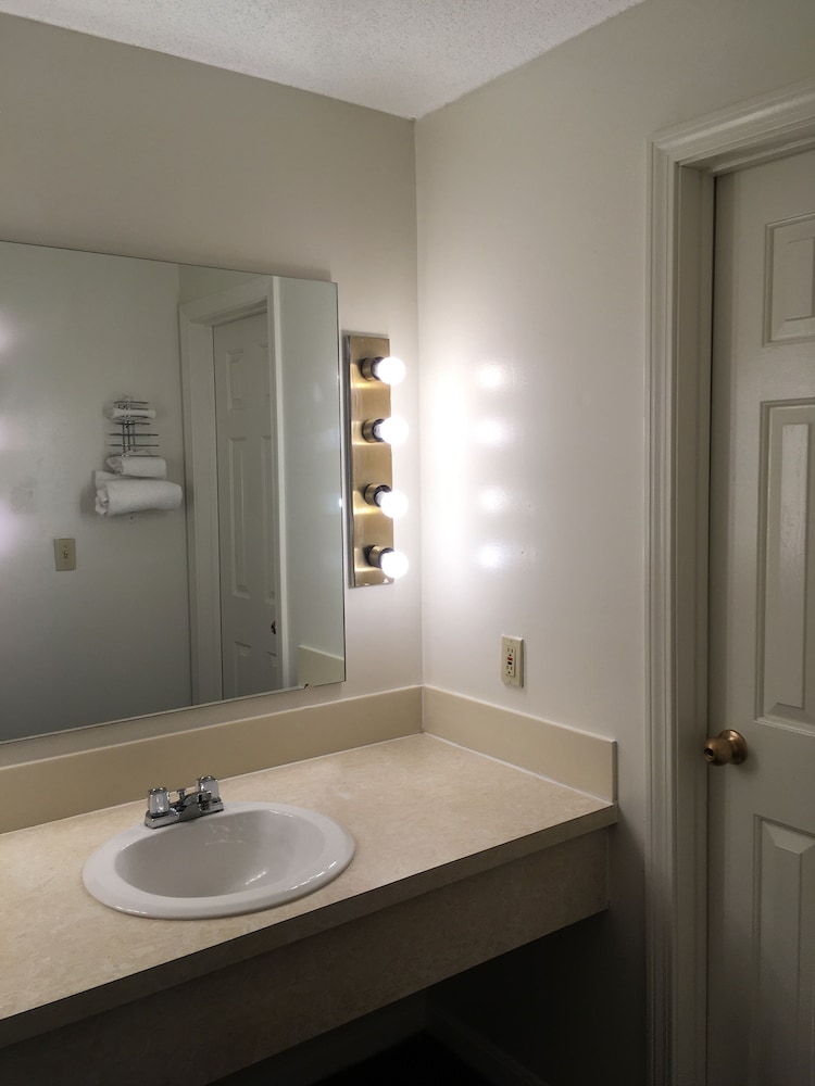 Gold Star Inn & Suites - photo 17