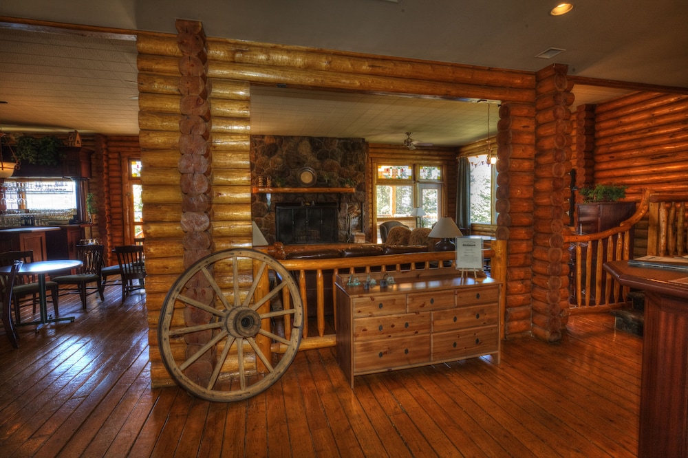 Overlander Mountain Lodge — Hinton — photo 3