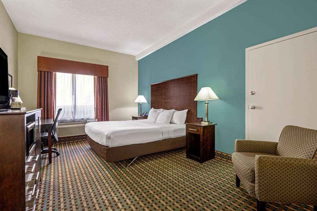 La Quinta Inn by Wyndham Columbia SE Fort Jackson - photo 17