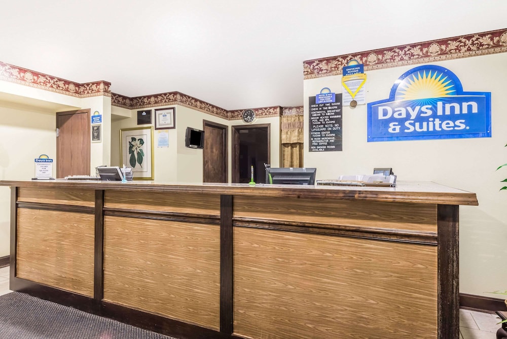 Days Inn & Suites by Wyndham Youngstown Girard Ohio - photo 2