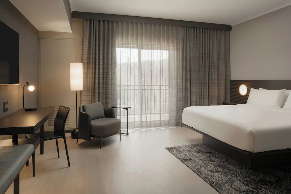 Holiday Inn & Suites Asheville Biltmore Village Area - photo 9