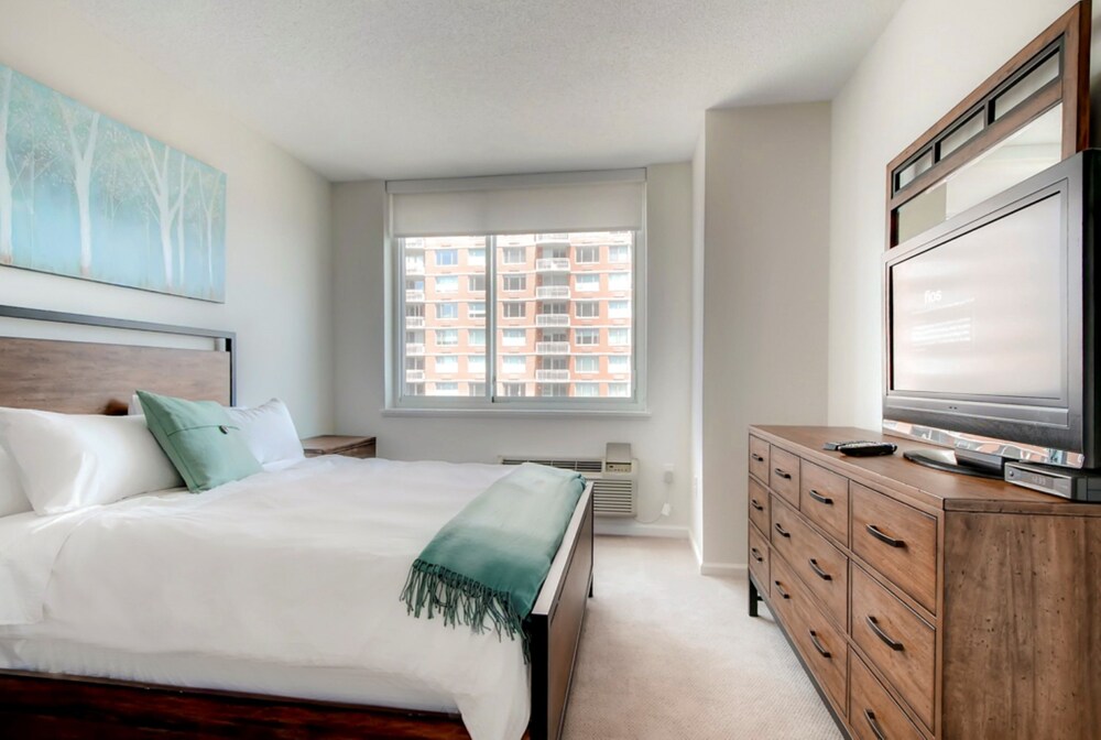 Global Luxury Suites at Newport - photo 6