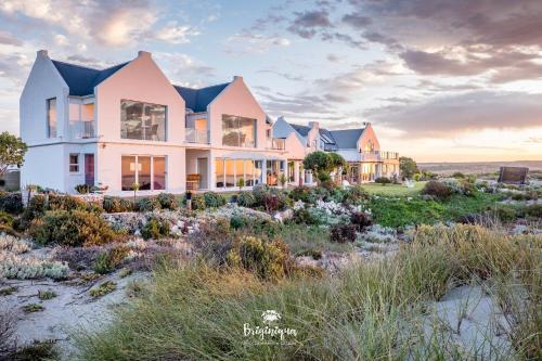 Sandspoor - carbon neutral hotel in Unknown City