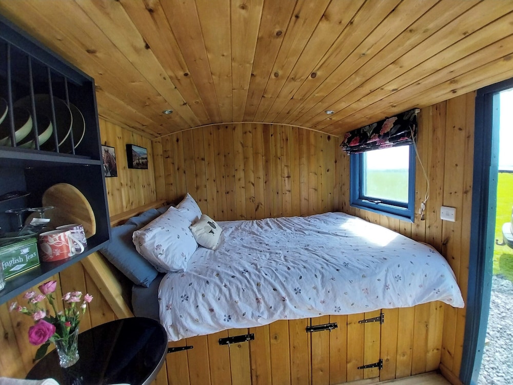 The Shearer’s Hut Sleeps 2 Wood Burner Fire Pit — Carmarthen — photo 5