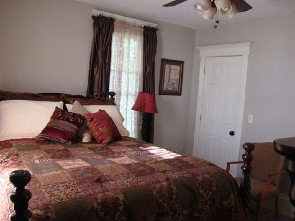 Vintage Charm Bed and Breakfast Hotel - photo 3