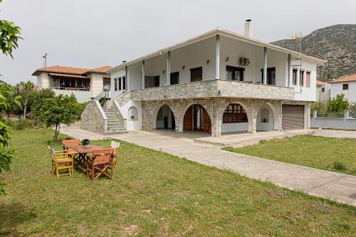 Arches — 4-Star Luxury Hotel in Agria, Greece