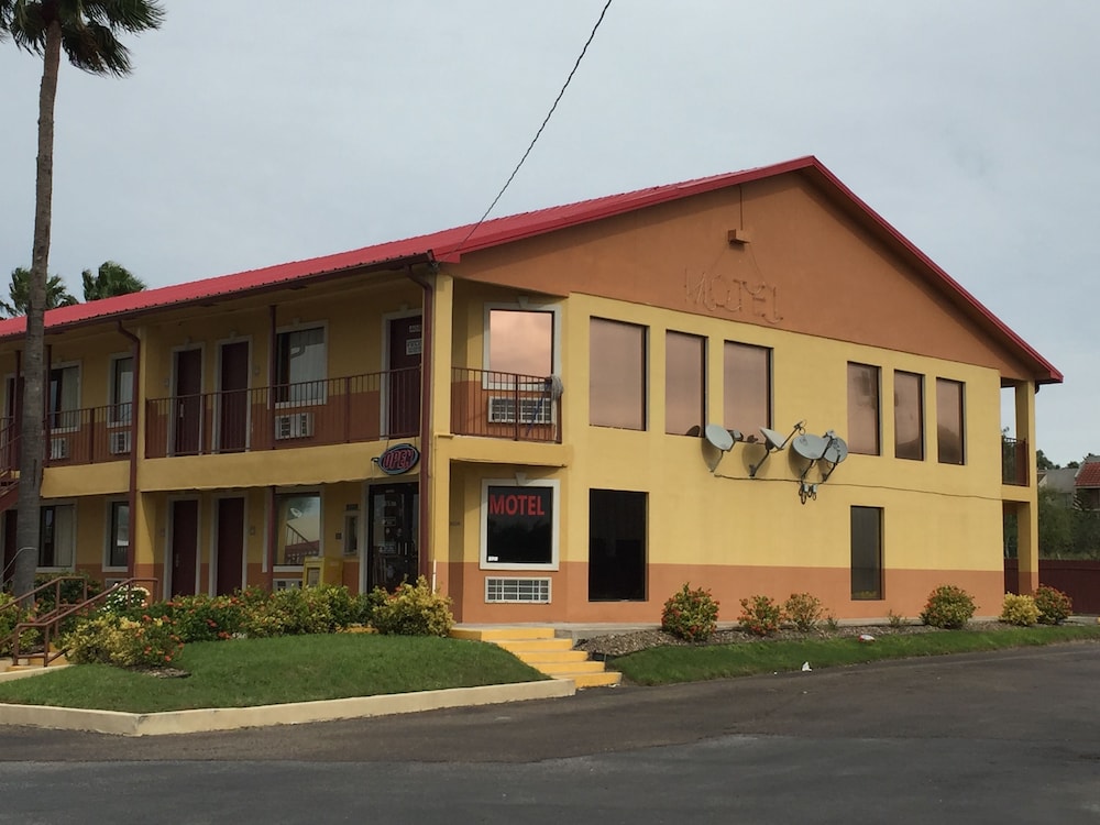 Deluxe Inn Airport - photo 16