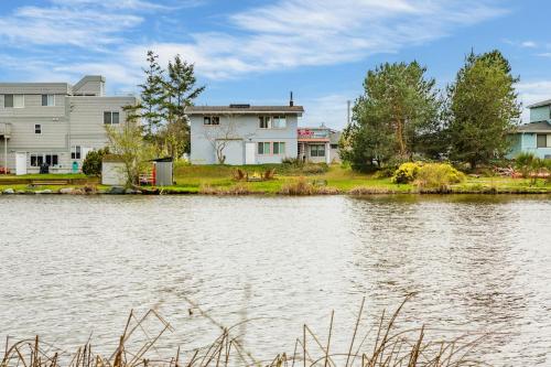 Totally Beachin Getaway by AvantStay Waterfront - photo 37