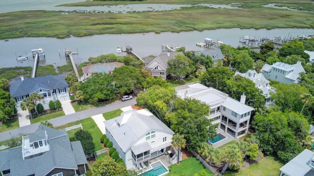 Be a Sullivans Local 1307 Cove Avenue by Avantstay Pool Outdoor Living — hotel in Sullivans Island