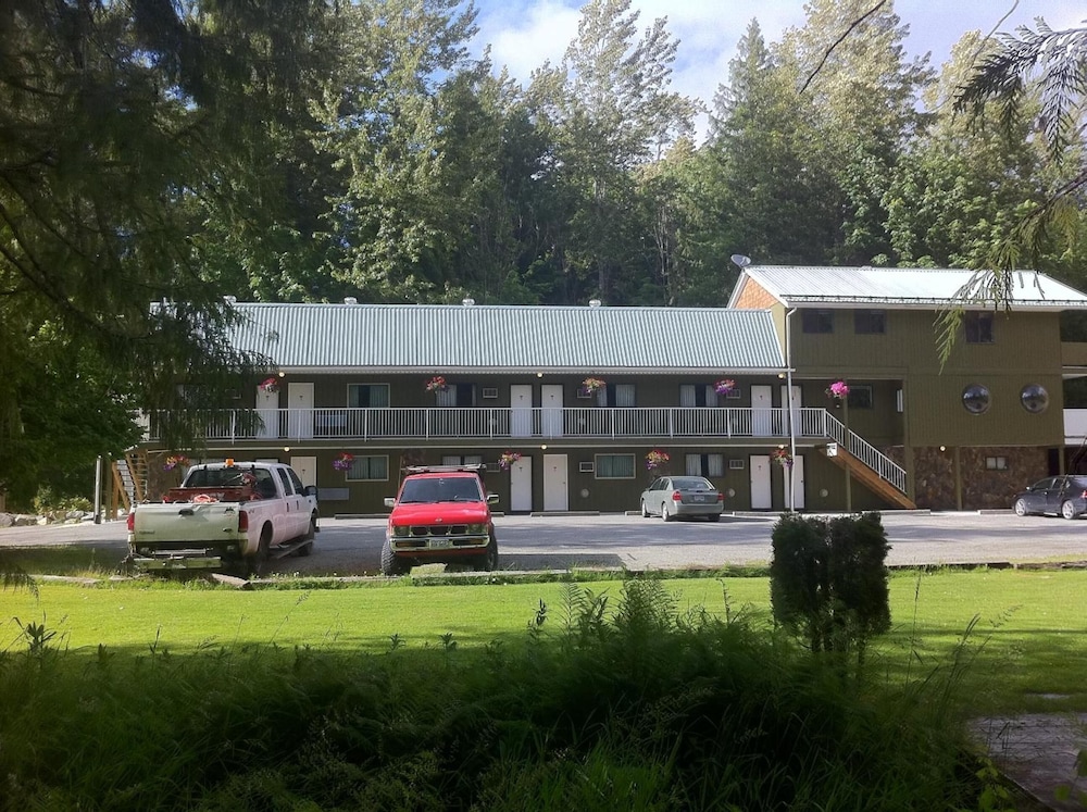 The Hitching Post Motel — Pemberton