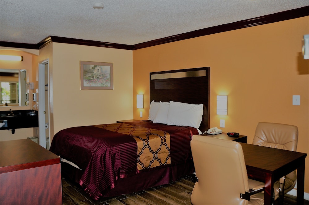 America's Deluxe Inn - photo 8