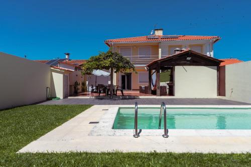 Retiro Da Atafona Beach Pool House Yellow 18379543 — Nossa Senhora Do Monte