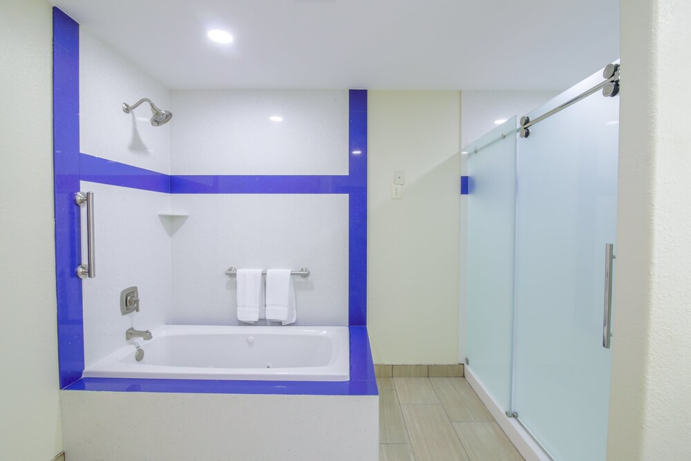 Holiday Inn Express & Suites Raymondville by IHG - photo 7