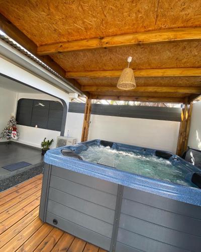 Caz La Réunionnaise in Unknown City, Réunion