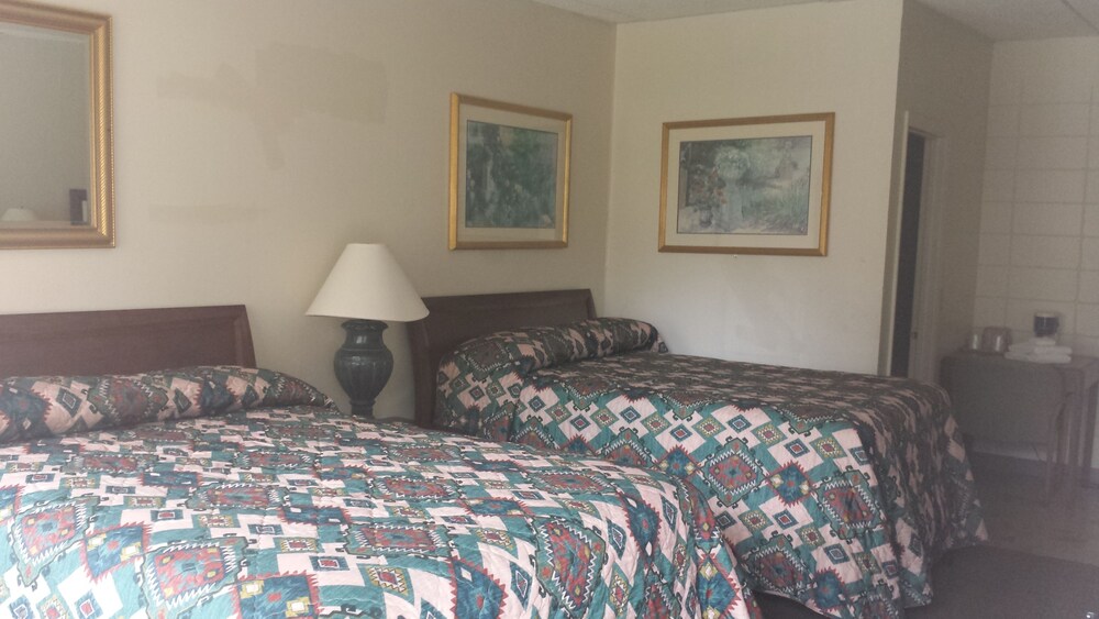 Airport Motor Inn Lounge Package Store - photo 4