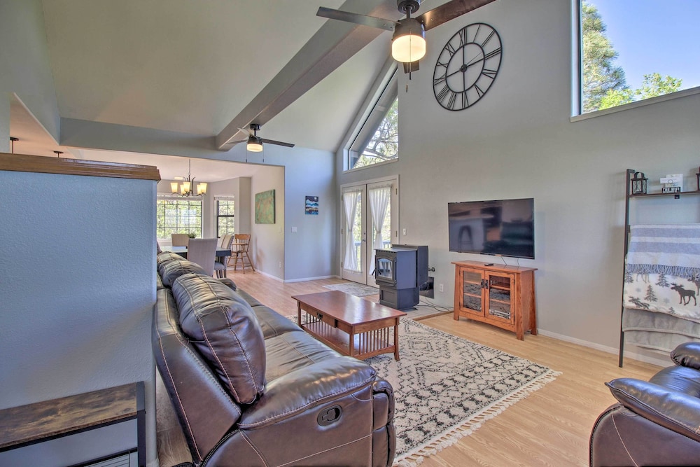 Modern Show Low Retreat w Deck & Mtn Views in Show Low, United States