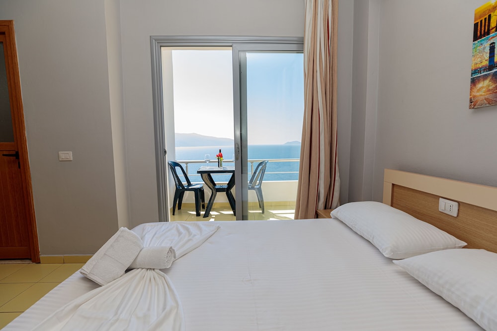 Hotel Azzurro — Lukove — photo 5