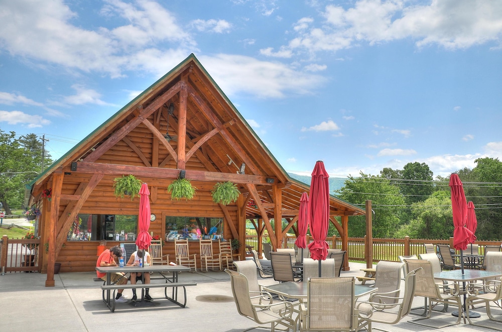 A Cut Above #371 — 4-Star Luxury Hotel in Sevierville, United States