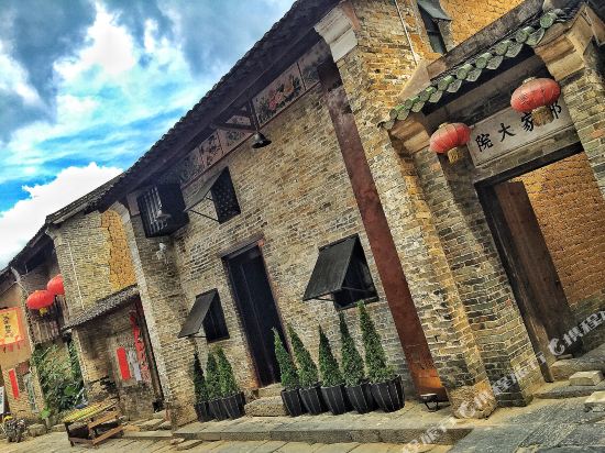 R Boutique Huangyao in Zhaoping, People's Republic of China