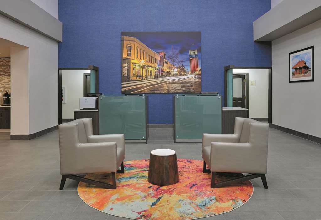 La Quinta Inn & Suites by Wyndham Tyler South - photo 3