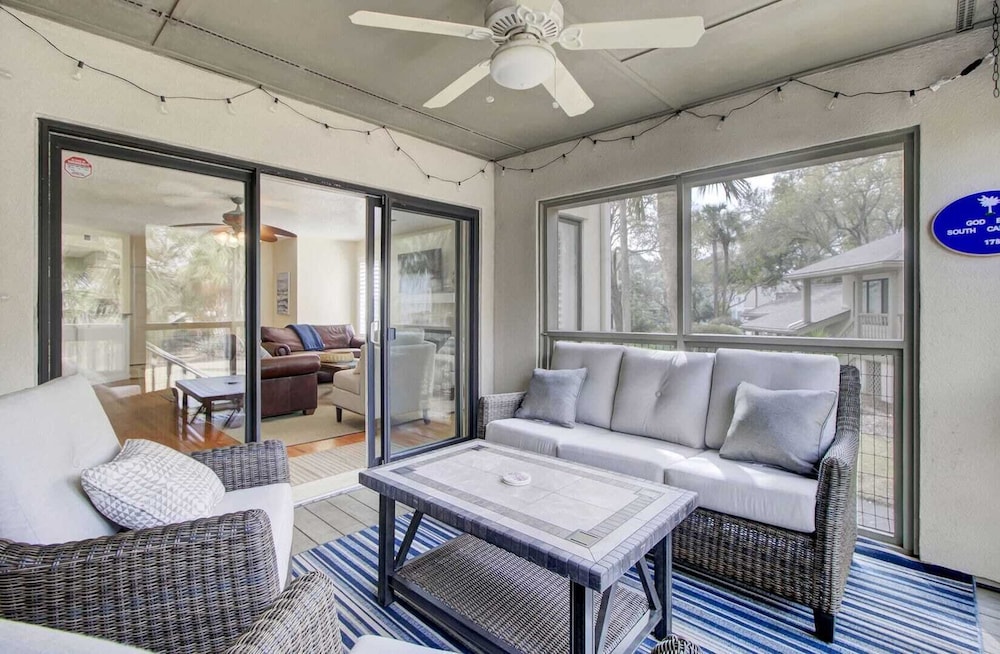 401 Yacht by Avantstay Marina View Pool Porch in Isle Of Palms, United States